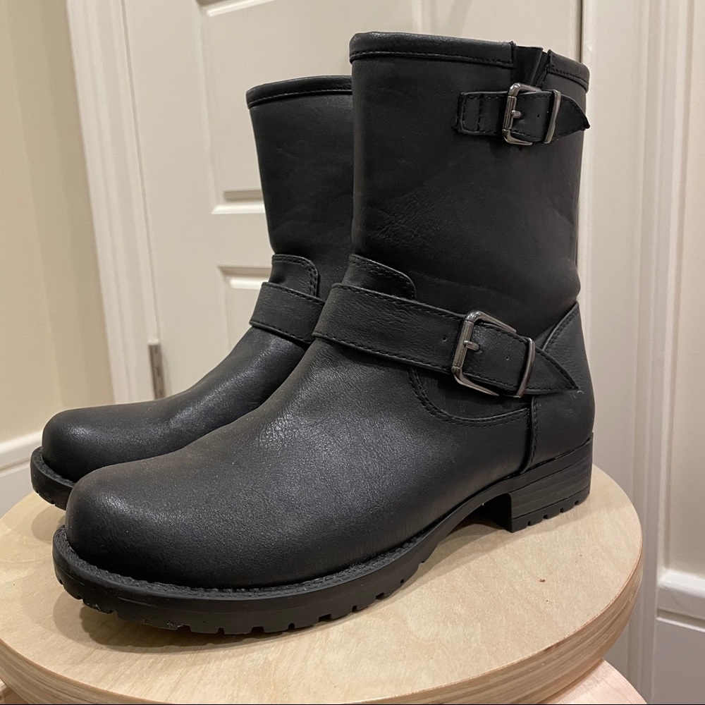 SODA Black Boots W8